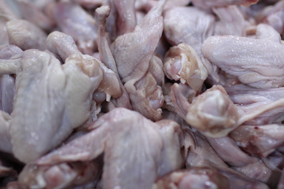 Consiliul Concurenţei a declanşat o investigaţie pe piaţa producţiei şi comercializării cărnii de pasăre